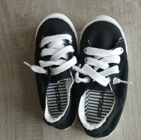 Silver icing kids kick it shows size 10 (toddler) - Picture 1 of 3